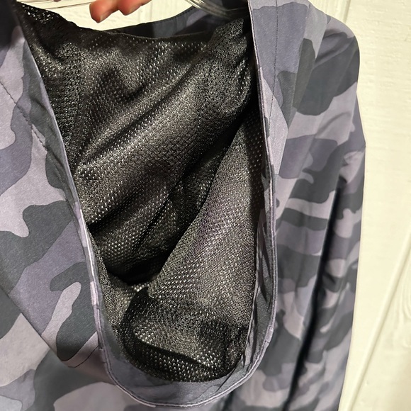 Old Navy Lightweight Water Resistant Jacket - Picture 6 of 10